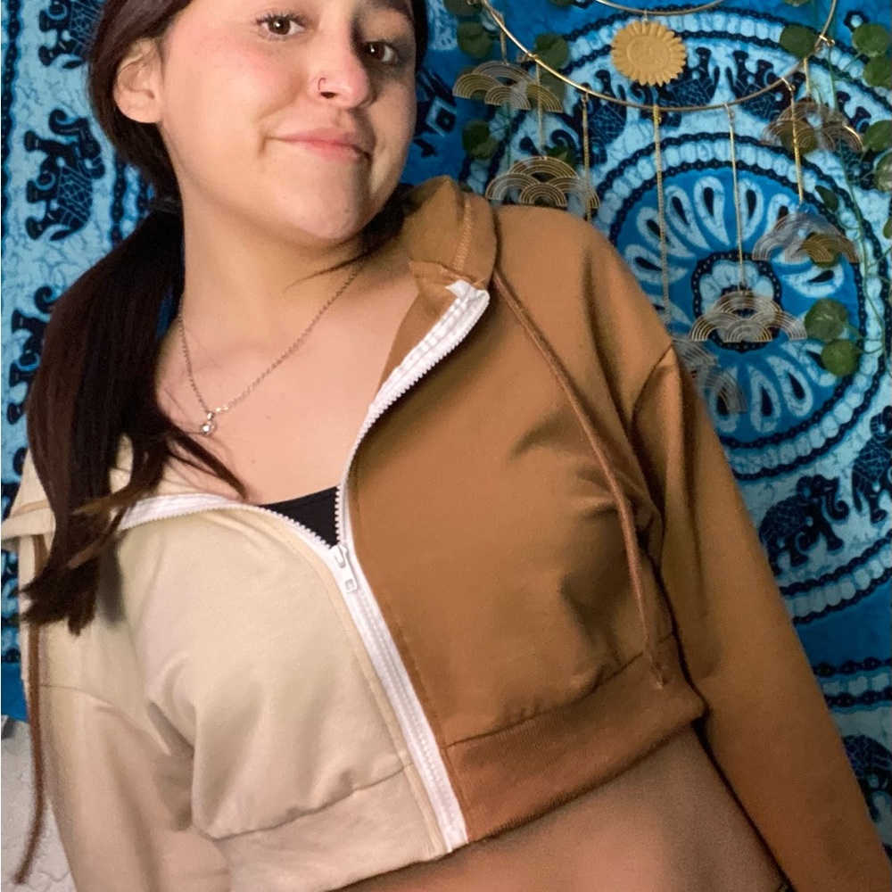 Size medium zip up sweater from Romwe, half brown half cream